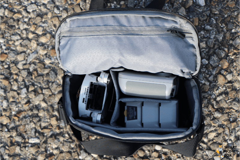 Die DJI Mini 3 Pro liegt gefaltet inkl. Akkus und Fernbedienung in einer Reisetasche.